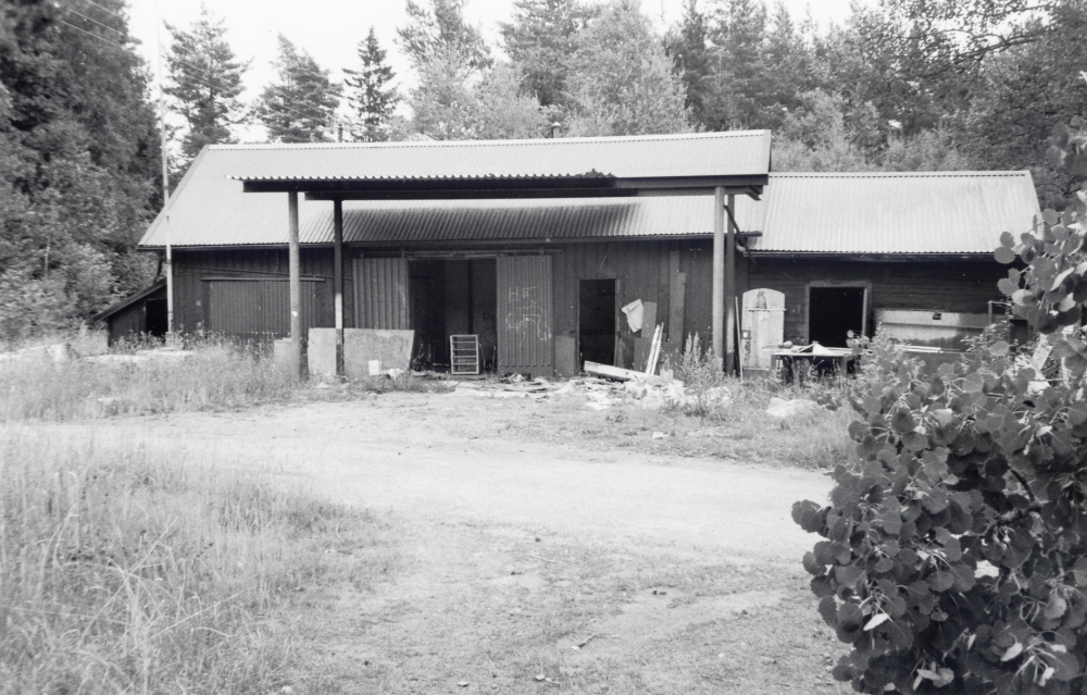 Vid Fågelsångsvägen i Bällsta ligger resterna av en gammal verkstad.  En man från Finland som hette Träsk drev ett grovplåtslageri i byggnaden.  Bl a blästrade han stålskrov till båtar.  På 1970- och 80-talen stod ofta gamla lastbilar från Mjölkcentralen runt verkstadshuset, samt då och då ganska stora stålskrov.  I slutet av 1990-talet har byggnaden blivit alltmer vandaliserad.  Verkstaden låg mittemot Lugnet, som var ett torp under Bällsta gård.  Där bodde, innan huset revs på 1970-talet, bröderna Eriksson med trassliga affärer