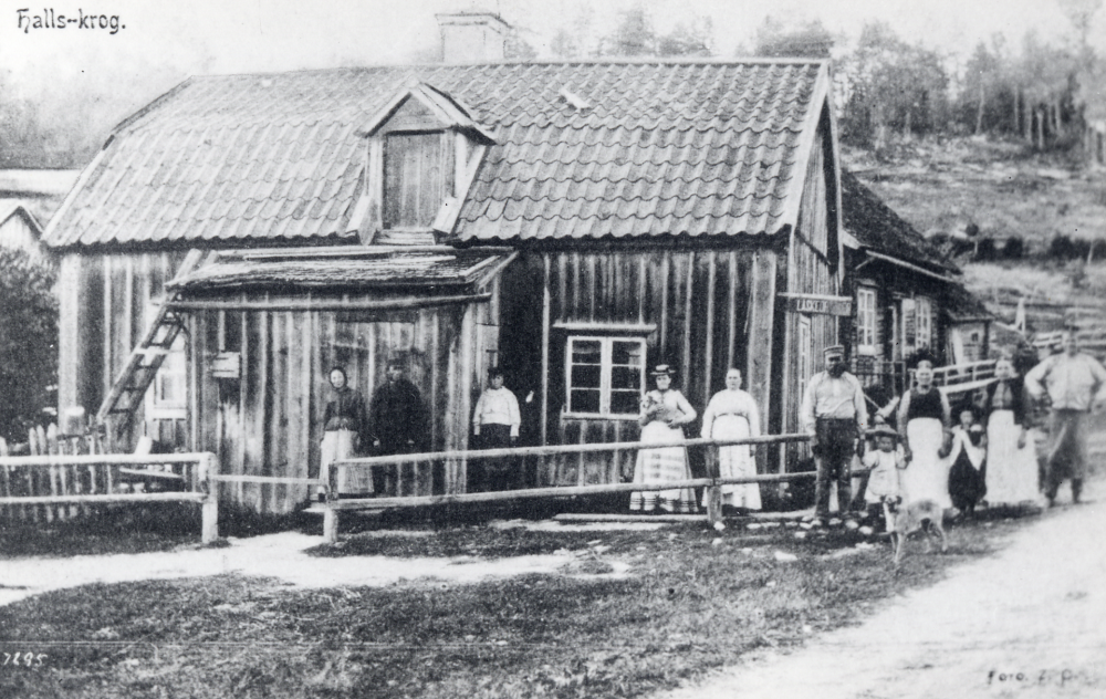 Halls krog i Kårsta.  F r står Karin Zackrisson, mor till Otto och Albert, Otto Zackrisson, Einar Johansson och hans mor Hilma Johansson Norrhall, med en hund i famnen, Anna Smith, Iris Bergdahl, Albert Zachrisson, Johanna Zackrisson, Erika med okänt efternamn och John Zackrisson.  På bilden finns 11 personer, endast 10 namn finns angivna, osäkert vem som är vem!
