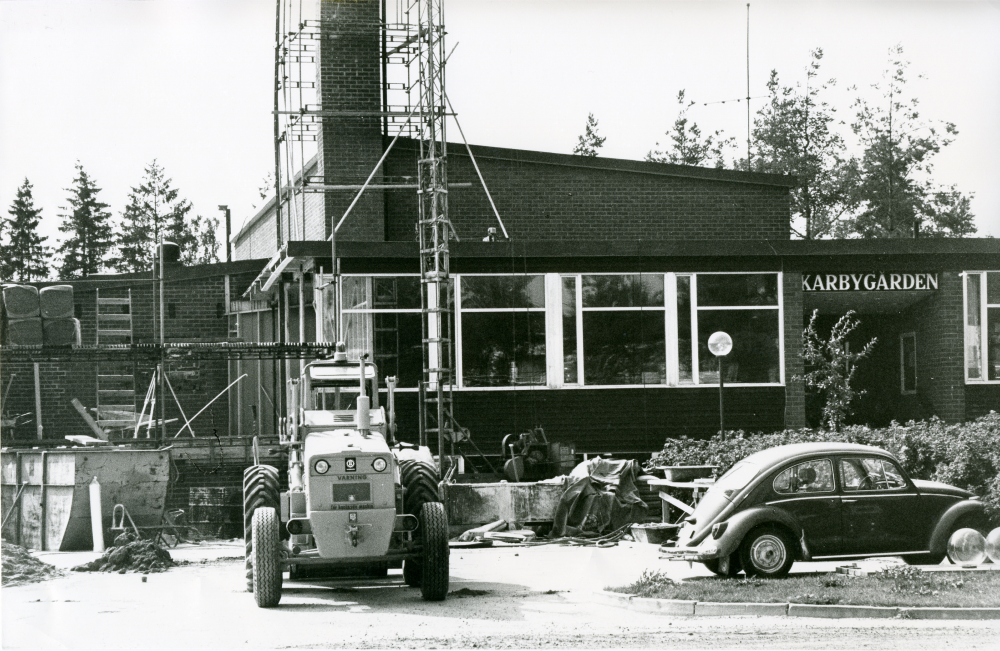 Tillbyggnad ska göras på Karby skola i Brottby. Karbygården.
•Fotografiet ingår i bildserien ”Vardagsliv i Vallentuna kommun” av Rachael Gough-Azmier & Gunilla Blomé, Haga Studios HB.