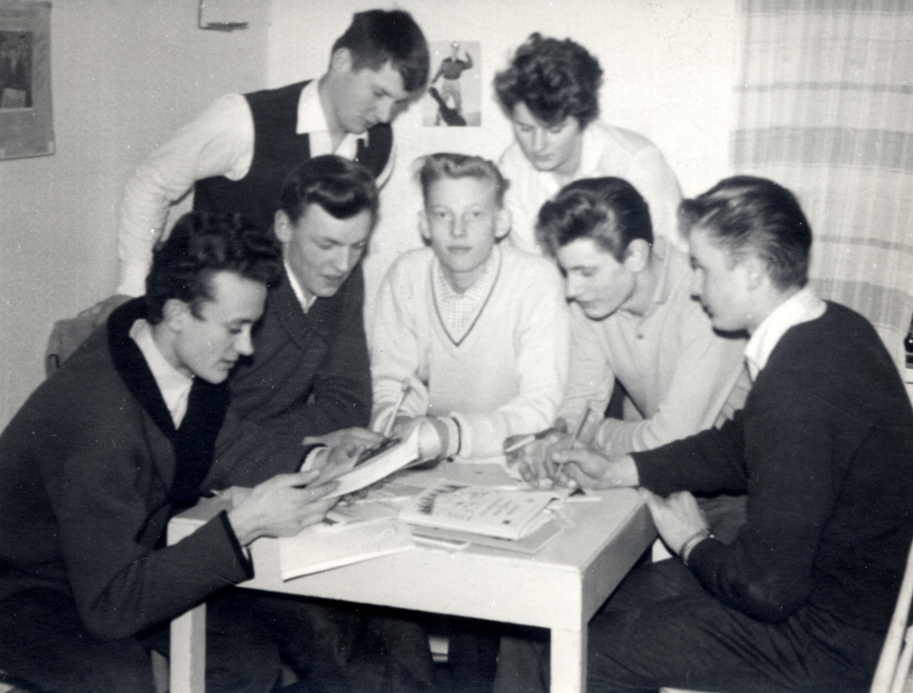 Redan 1950 startades en 4 H- grupp i Markim-Orkesta.  Lärarinnan Elisabeth Olsson tog initiativet och ett tjugotal ungdomar anmälde sig  redan från starten. 4 H är en internationell rörelse för ungdomens själv-verksamhet inom olika grenar av lanthushållningen.  4 H står för huvud, hjärta, hand och hälsa.  Vid ett studiecirkelmöte  sitter runt bordet fr v Kjell Liljeblad, Kjell Almgren, Alf Jansson, Tommy Svensson och Arne Eriksson-Doverhall.  Stående bakom bordet Börje Johansson och Anita Johansson.

Se Historia och minnen i Markim, s 56-57