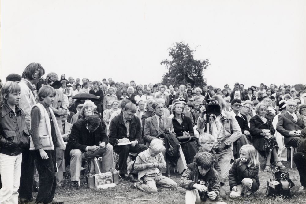 Centerpartiet  har  valmöte  vid  Väsby kvarn  Här syns en stor mängd åhörare som samlats för att hör centerledaren  Torbjörn Fälldin  valtala