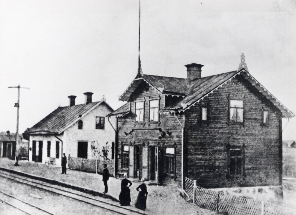 Vallentuna järnvägsstation  med  Vallentuna järnvägshotell  före sekelskiftet. T v ligger det första stationshuset och t h järnvägshotellet. Hotellet kallades  Flugan , efter dåtida uttrycket flugig, dvs berusad, som vissa besökare blev efter för mycket öldrickande!  För fullständiga uppgifter se  070 05 00: 005