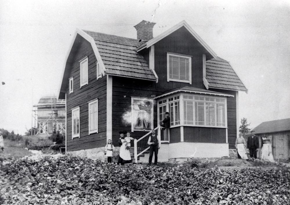 Villa Klippan på Banvägen i Vallentuna.  Huset byggdes 1908.  1910 köptes huset av banmästare Henning Henningsson och hans hustru barnmorskan Berna, född Rundstedt.  De gifte sig 1910, samma år föddes äldsta sonen Helge.  Personerna är alla okända