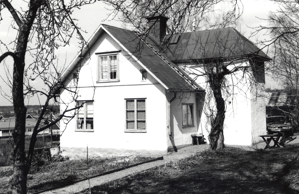 Åbyberg i hörnet av Lindholmsvägen och Lingsbergsvägen strax före rivningen före bygget av bostadsrätterna med nuvarande adress Engelbrektsvägen.  I huset bodde Maja och Axel Edbom.  Huset hade inte vatten indraget.  T v syns husen på Åby gärde