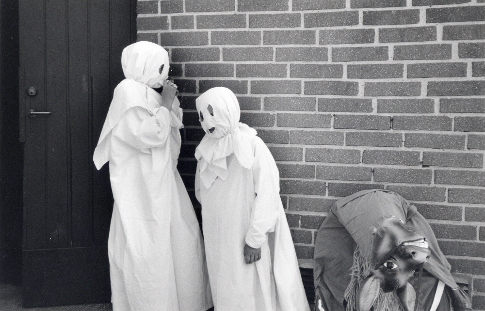 Ekebyskolan i Vallentuna firar 25-års jubileum med teaterföreställning.  På bilden står två spöken