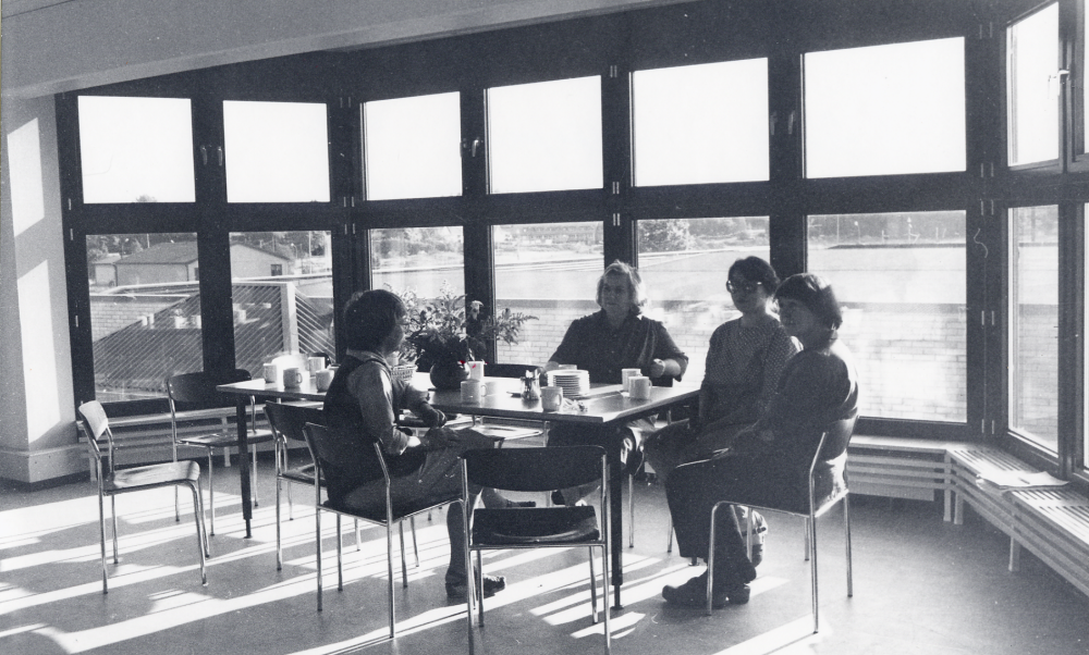 Lunchrummet i Vallentuna biblioteks nya lokaler i Tärningen. Vid bordet sitter fr v Lena Wallén, Inger Olson, Anja Sjöberg och Margareta Dethorey. Ännu finns inga ordentliga möbler i det nybyggda huset