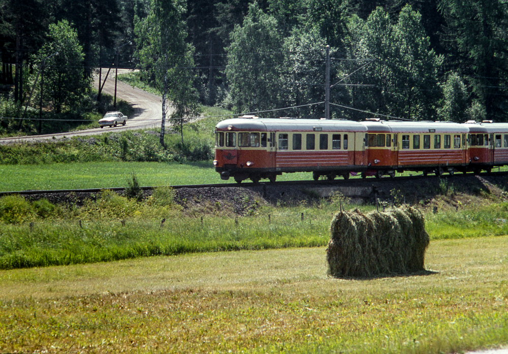 Rälsbussen på väg från Bällsta mot Vallenuna station. I förgrunden syns en höhässja.
Bildserie: Vallentuna på 1960-talet.