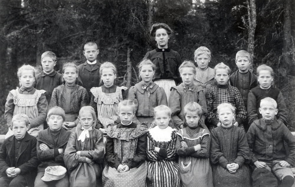 Lärarinnan Eva Cederlund med skolbarnen vid Harsbro skola. Eva Cederlund (1882-1976) var Harsbro skolas första folkskollärarinna. 1905 reste hon från Visby med ångfartyget Hansa till Stockholm och därifrån med ångfartyget Åkers Kanal till Össeby-Garn och Harsbro, för att tjänstgöra och bo i den då nybyggda skolan. Eva Cederlund blev 1911 gift med kyrkoherde Karl Hedéns son Erik Hedén (1875-1925), som var fil dr, författare, litteraturkritiker och språkrör för socialdemokratin i kulturfrågor. Eva Hedén som hon sedan hette blev författare till följande böcker: Utanför ringmuren (1945), Grekiska sagor (1956), Den unge Erik Hedén (1959), Utanför ringmuren: 2, Visby: Gotlandstryck (1970). Boken Den unge Erik Hedén handlar till stor del om kyrkoherdefamiljen och deras liv i Össeby-Garn. Bland annat skrev hon i boken: ”Kyrkoherde Hedén besökte ofta skolorna, han tog med faderlig omsorg del av lärarinnornas pedagogiska och materiella bekymmer, och i prästgården välkomnades de alltid som om de kommit hem”.