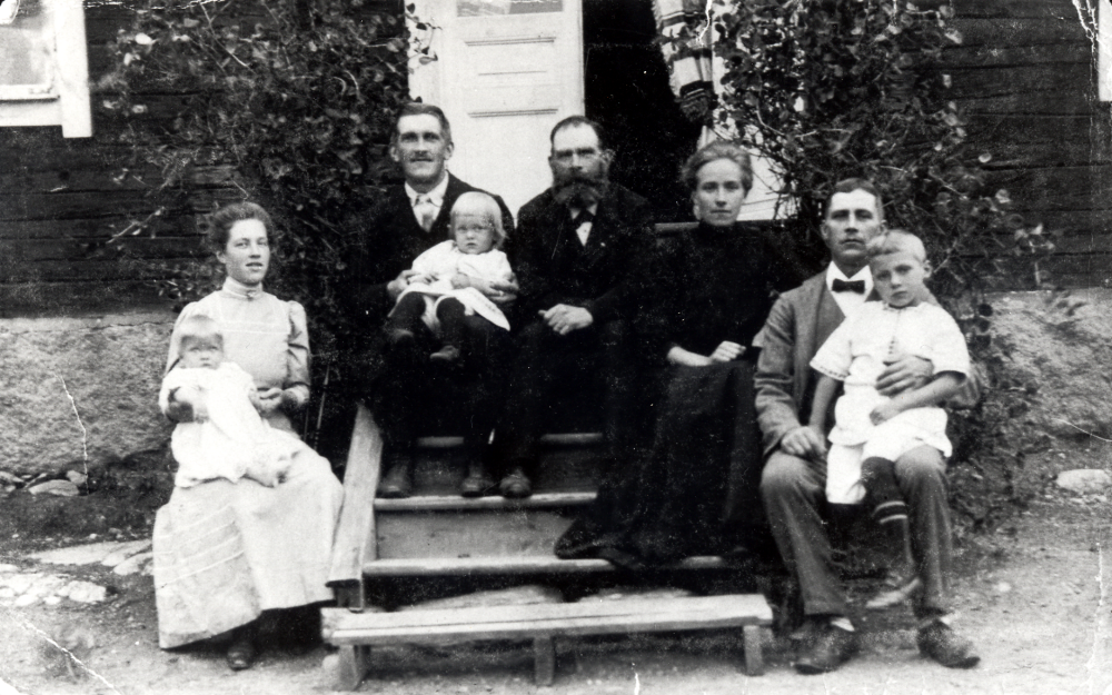 Familjerna Bornholm på trappan till Borgen i Ormsta sommaren 1911. På kortets baksida har Ester Bornholm skrivit: "Ester Bornholm 25 år (jag) m. yngste sonen Gösta 8 mån, Carl Bornholm min make 28 år med äldste sonen Emanuel 1 år och 8 mån, Alex (ius) Öberg min far (mitten) 60 år, min syster Rut 27 år hennes man Ludvig Bornholm (bror till min man), deras äldsta son Rutger 6 år.  Ester och Rut var döttrar till Jenny och Alex (kallad potifar) och barnbarn till Vallentuna första jordemor i Haga, fru Eurenius.  Systrarna gifte sig med de två bröderna Bornholm, Carl och Ludvig."  Vid tiden för fotograferingen ägs Åby Borgen av Esters far vagnmakare Alexius Öberg 1851-1931.