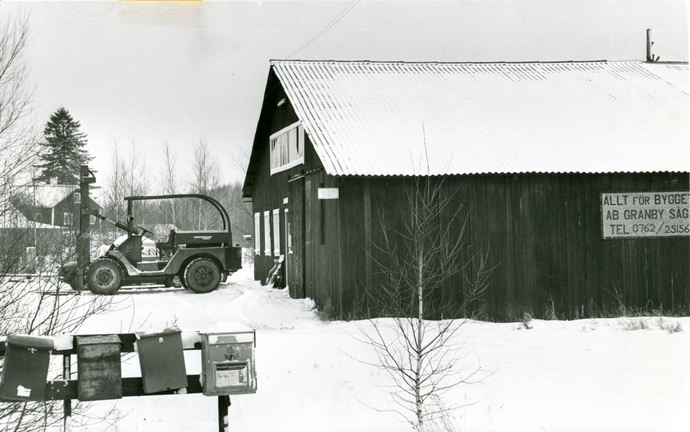 Granby såg vid Gamla Norrtäljevägen i Angarn. Brevlådor på rad.

•Fotografiet ingår i bildserien ”Vardagsliv i Vallentuna kommun” av Rachael Gough-Azmier & Gunilla Blomé, Haga Studios HB.