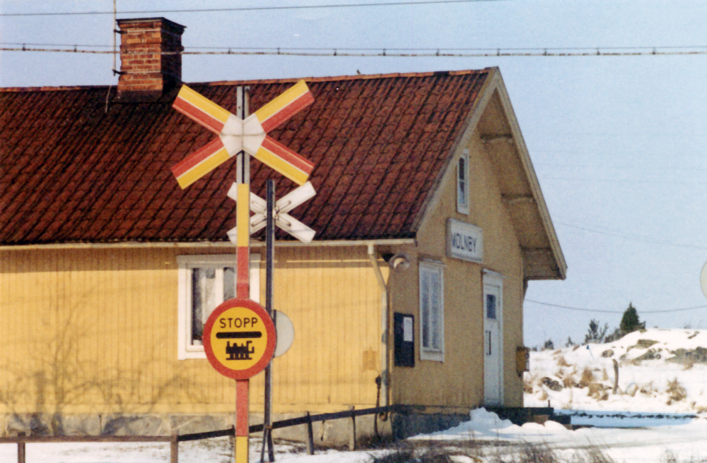 Vid Molnby anhalt korsar Molnbyvägen Roslagsbanan. Detta var tidigare en olycksdrabbad korsning och idag finns här både ljussignaler och bommar.