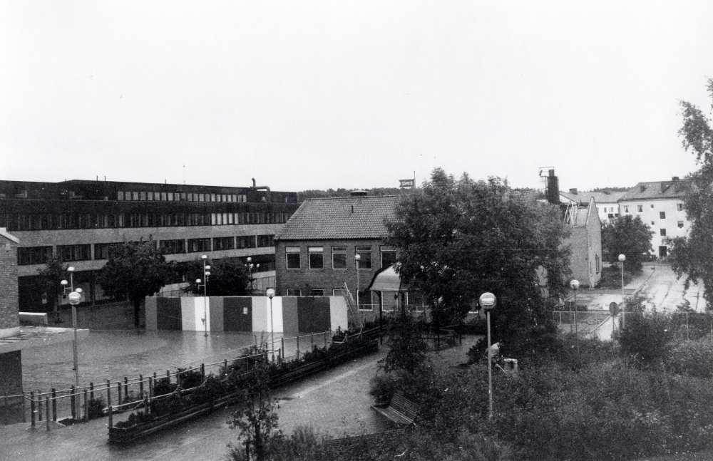 Vallentuna kommunalhus rivs för att lämna plats för ett nytt och mer ändamålsenligt förvaltningshus.  Här har rivningen påbörjats på taket av den södra flygelbyggnaden, byggd 1950.  Det nya kommulahuset var färdigbyggt vis årsskiftet 1987/88