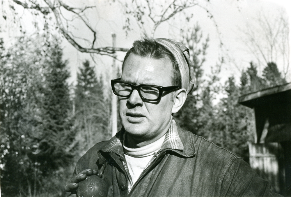 Skorstensfejarmästare Carl-Erik Edlund.

•Fotografiet ingår i bildserien ”Vardagsliv i Vallentuna kommun” av Rachael Gough-Azmier & Gunilla Blomé, Haga Studios HB.