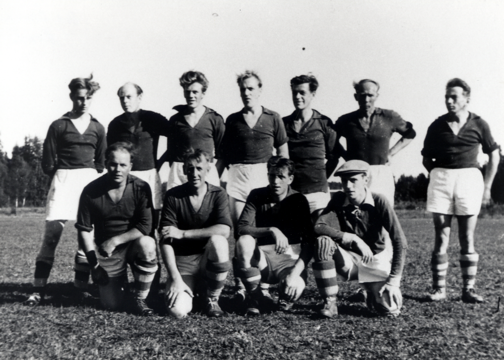 Frösunda SK på Björkvallen.  I övre raden står fr v Sigurd Stolpe, Sixten Helgöstam, Arne Mannerfeldt, Harry Sundström, Elky Stolpe, Harald "Halle" Jansson och Berthold Östervall.  Nedre raden fr v Boris Öhman, Stig Öhman, Sivert Gustavsson och Sixten Jansson