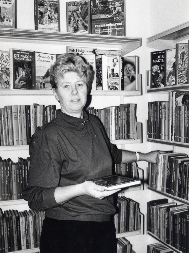 Interiör från Karby bibliotek. I bibliotekets barn- och ungdomsavdelning står Gunvor Svensson