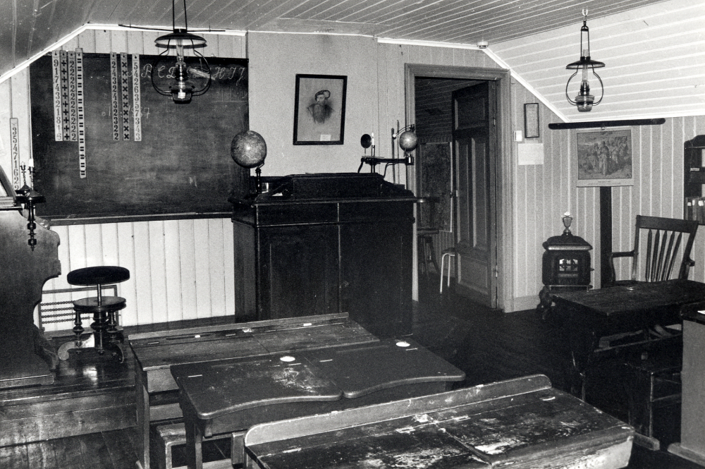 Vallentuna skolmuseum invigdes i september 1975 efter stora arbetsinsatser av bl a förre rektorn i Vallentuna, Josef Andersson.  Museet består av en skolsal med inredning från tiden kring 1910,  en lärarinnebostad och ett utställningsrum, alla i övervåningen på kyrkskolan i Lilla Garn.  Kulturhusens dag 2000 uppmärksammar skolhusbyggnader.  Guide i Vallentuna skolmuseum är Pernilla Järveroth