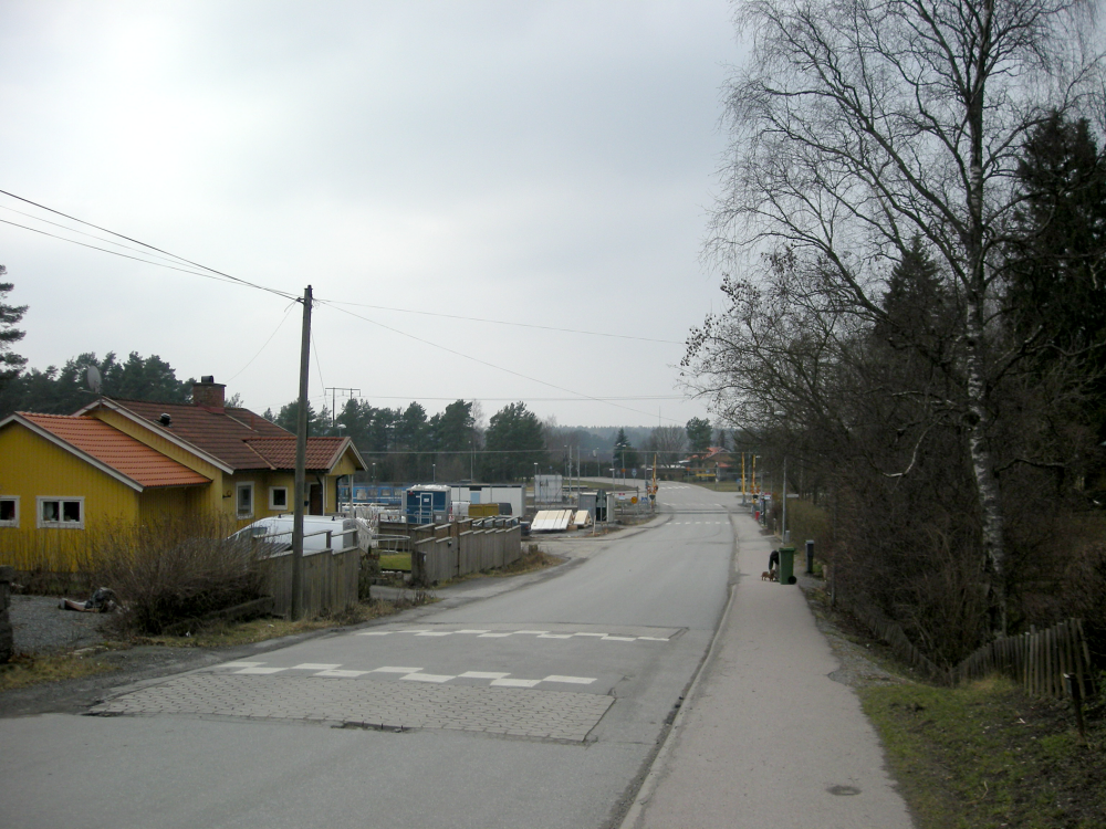 Ormstavägen ner mot järnvägsövergången.  T v villa i hörnet av Ormstavägen och Björkhagsvägen med adress Ormstavägen 19.  På den gamla ICA-tomten har lågprisaffären Rimi rivits och tomten har stått tom ett par år.  Våren 2007 börjar området bebyggas med två-rumslägenheter, främst för ungdomar, och får namnet Ormsta ängar.