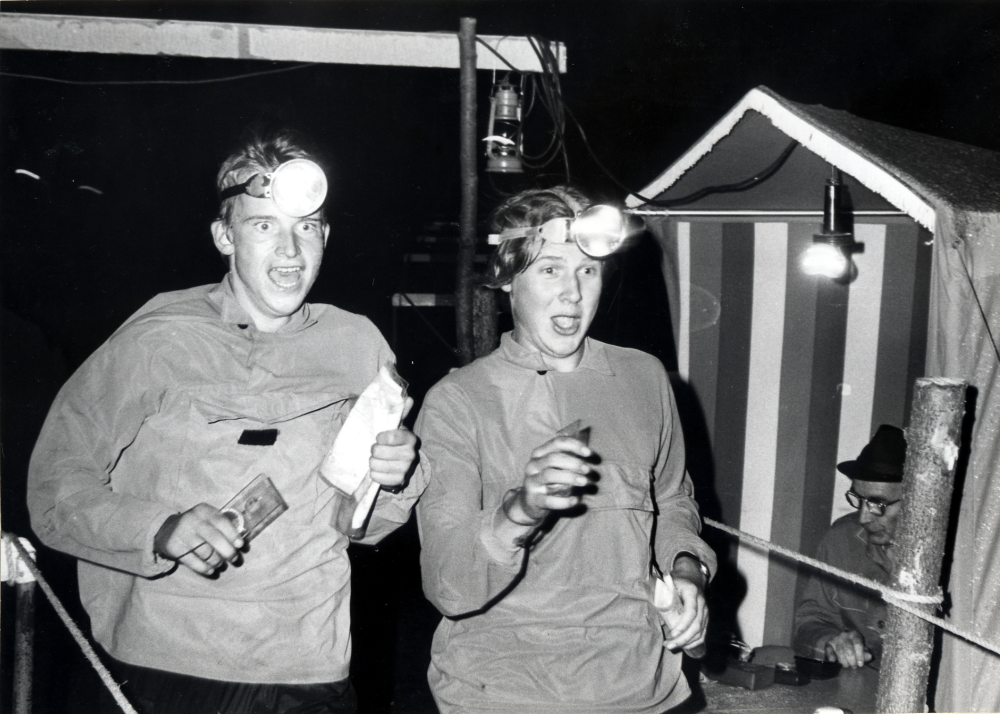 Vasa OK arrangerar Natt–distriktsmästerskap i orientering.  Deltagare bl a Sören Johansson och Jan Berglund från Rånäs.  T h sitter Artur Karlsson som tidtagare