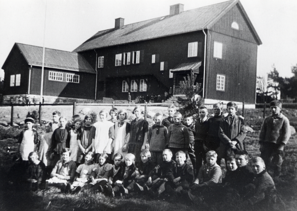Skolbarnen samlade utanför Röda skolan i Hjälmsta skola