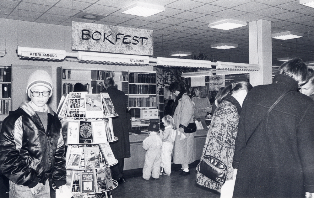 Bokfest 1990 i Vallentuna bibliotek med program och utställningar, miniföredrag och kaffeservering. Biblioteket har öppet från morgon till midnatt.