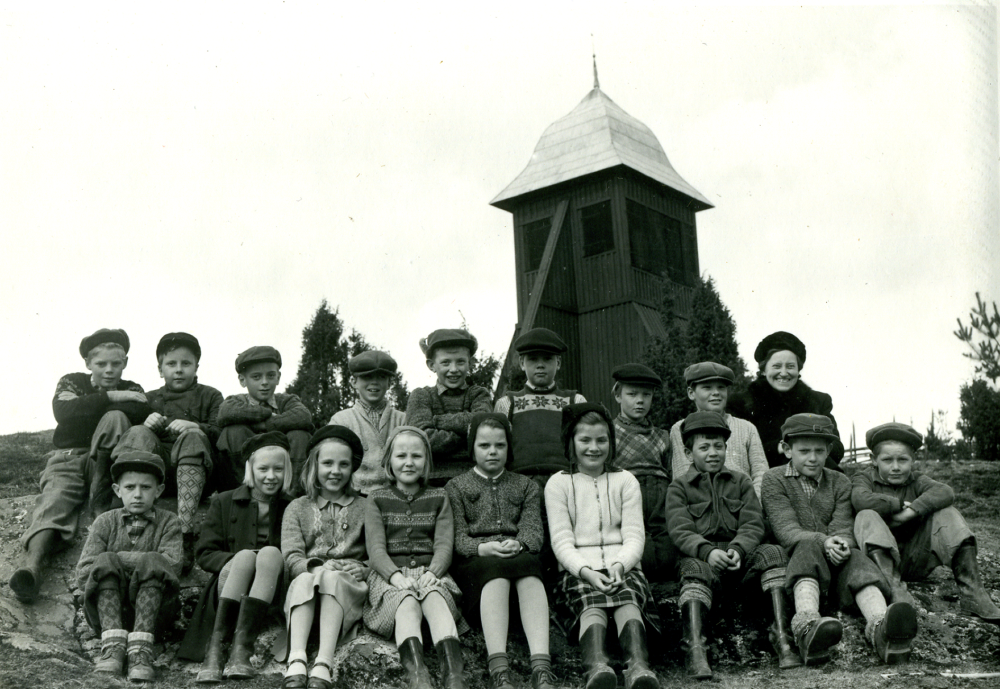 Vid klockstapeln nedanför Kårstaby har klass 3 radat upp sig för ett skolfotografi. Lärare är Anna-Lisa Sjöblom. Från vänste översta raden: Jan-Erik Jansson, Bernt Wiman, Sören Eriksson, Björn Ohlsen, Lars Jansson, Sven-Olof Berglund, Roine Eriksson, Sven-Olov ?.
Nedre raden: Folke Eljebrandt, Kerstin Lindgren, Barbro Bergström, Elna Karlsson, Lillemor Ahlgren, Ines Jansson, ? Stolpe, Börje Eljebrandt, Harry Jansson.