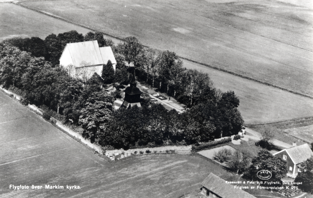 Flygfoto över Markims kyrka.          

Uppgift om fotoår saknas.

Dålig bildkvalitet