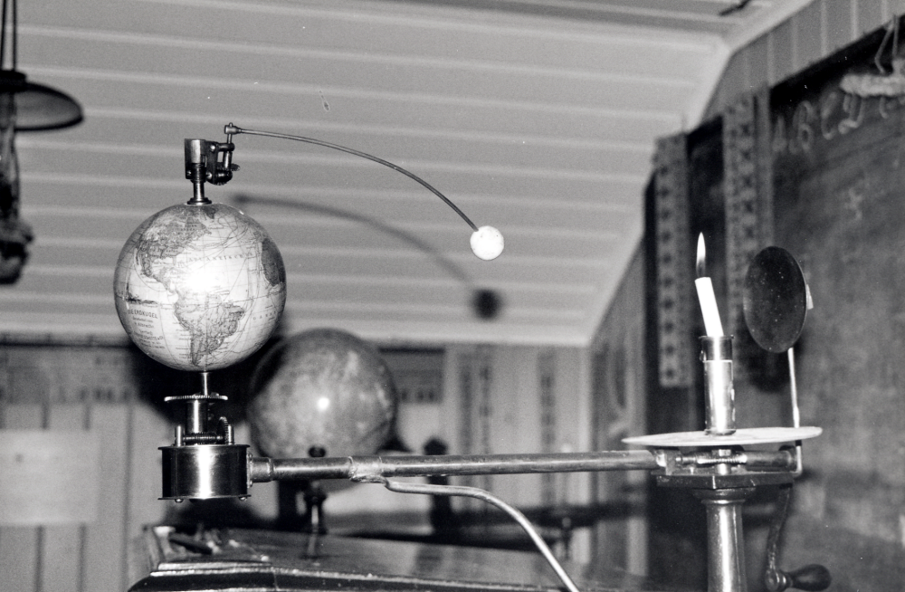 Vallentuna skolmuseum invigdes i september 1975 efter stora arbetsinsatser av bl a förre rektorn i Vallentuna, Josef Andersson.  Museet består av en skolsal med inredning från tiden kring 1910,  en lärarinnebostad och ett utställningsrum, alla i övervåningen på kyrkskolan i Lilla Garn.  Kulturhusens dag 2000 uppmärksammar skolhusbyggnader.  Guide i Vallentuna skolmuseum är Pernilla Järveroth.  På katedern i skolsalen står ett tellurium, med vars hjälp läraren kunde åskådliggöra månens omlopp runt jorden och hur solen (här ett stearinljus) visar hur månens faser ändras p g a av jordens skugga