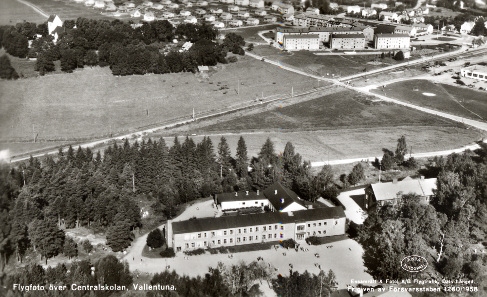 Flygfoto över Hjälmsta skola. Kopia av vykort med texten Flygfoto över Centralskolan, Vallentuna