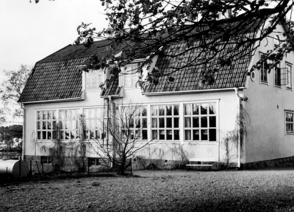 Vita skolan byggdes 1910.  I källaren fanns ett varmbad med bastu, i mellanplanet två klassrum och i övervåningen lärarbostäder.  I övervåningen blev senare bespisningslokal.  Fram till årsskiftet 1950-51 fanns också Bernhard Bengtssons ABF-bibliotek i skolan.  I samband med att Centralskolan byggdes, målades Vita skolan om 1954 med gul färg och fick då också ett nytt namn "Gula skolan". Skolan revs och brändes  ner 23  januari 1964 och på dess plats uppfördes en tegelbyggnad för skolans verkstadstekniska ämnen
Se: Andersson, J, Från byskola till grundskola 1973.