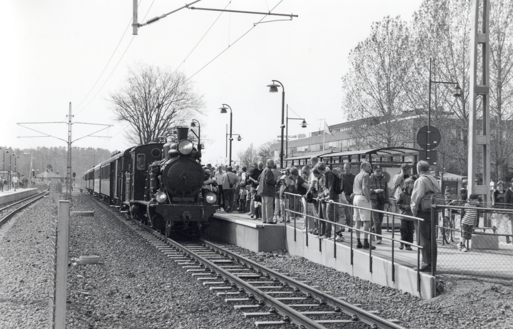 Svenska järnvägen 150 år firas med ånglok på Roslagsbanan.  Ångloket , Valle 5, ursprungligen från Byvalla-Långhyttans järnväg, är inlånat från Stockholm-Roslagens Museiförening, SRJMf, i Uppsala., liksom en del passagerarvagnar.  Övriga vagnar kommer från Roslagsbanans Veteranstågsförening. Hela arrangemanget var ett samarbete museiföreningarna emellan. Jubileumståget körde fullsatt på Roslagsbanans linjer till Lindholmen och Österskär, men inte  till Näsby Park.  Här är tåget på väg in mot Vallentuna järnvägsstation där en stor mängd människor väntade på perrongen