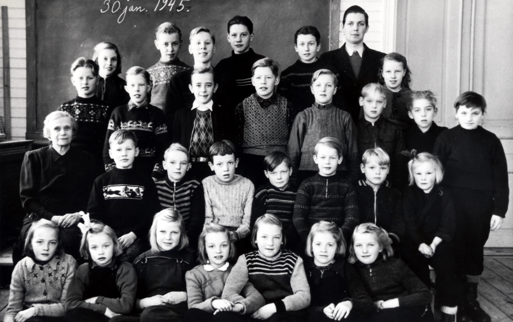 Vada storskola och småskola. I övre raden står fr v Inga Bergman, Börje Alstermark, Björn Adegren, Olle Johansson, Bertil Karlsson, och läraren i storskolan Gösta Abrahamsson. Rad 2 stående fr v Rune Alstermark, Klas Bergman, Bengt Malmgren, Sven Karlsson, Ingvar Törnblom, Kalle Mokvist, Karin Nilsson, ev Hoffman? och Olle Andersson. Rad 3 sittande fr v lärarinnan för småskolan Olga Pettersson Karl-Gustav Adegren, Gunnar Söderström, ev Sundman?, Ingvar Gustavsson, Sven-Erik Eriksson, Lasse Mokvist och Margit Karlsson. Sittande på golvet fr v Ulla Jonsson, Kerstin Alstermark, Greta Mokvist, Gunvor Eriksson, Gunborg Fredriksson, Britt Karlsson och Kerstin Törnblom