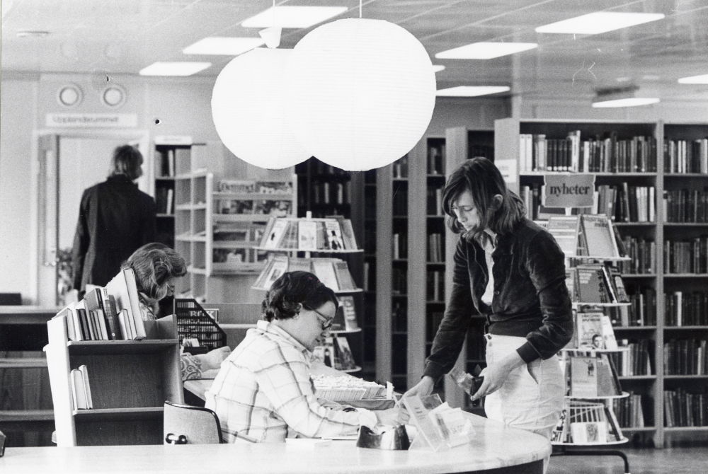 Vallentuna bibliotek på Allévägen. I expeditionen sitter t v Inger Olsson och t h Gun Hillbo