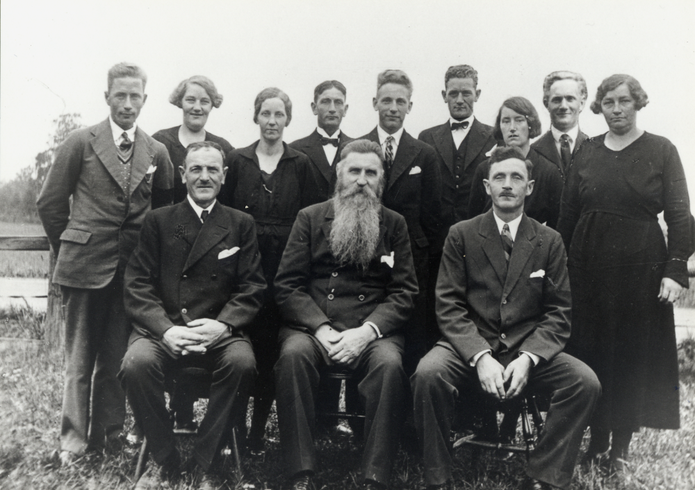 Fjärdingsman August Ländin från Backatorp i Kårsta med barn, fr v Birger, Gunborg, Ester, Josef, Helge, Cyrus, Astrid, Arvid och Lydia.  Bredvid fadern t v Emanuel och t h Gunnar.  August levde 1863 till 1935.  Hustrun Emma Augusta dog 1933
