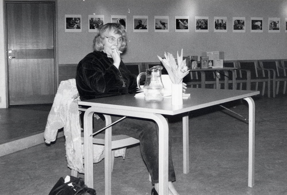 Författarinnan Marianne Fredriksson besöker Vallentunsalen och talar bl a om sina böcker Simon och ekarna, Evas bok, Kains bok och Noreas saga