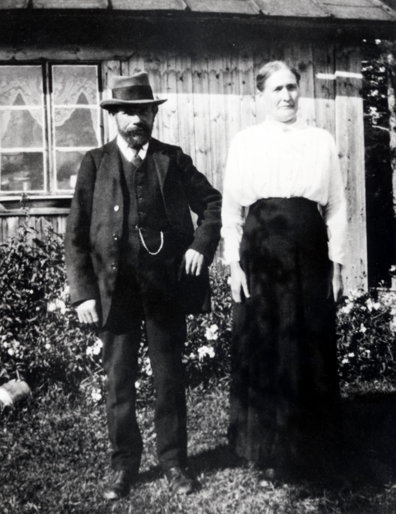 Albert och Karolina Lutteman.  Karolina levde 1874-1950 och Albert 1870 till 1951.  Paret bodden en tid vid nuv Vallentuna golfbana vid Veda.  De flyttade senare till Täby kyrkby