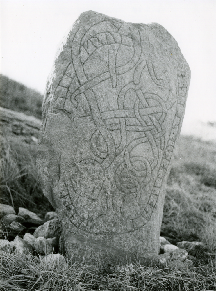 Runsten med beteckningen U239 i Avunda, cirka 100 meter öster om infartsvägen till Lindönäs, cirka 5 meter söder om landsvägen Vallentuna - Upplands Väsby. Stenen stod tidigare norr om landsvägen Vallentuna - Upplands Väsby.