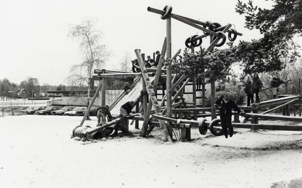 Gustav Vasaskolans lekplats är byggd av skolans första vaktmästare Arne Lundkvist tillsammans med skolbarnen.   Alla redskap skall rivas 1993. trots stora protester från lärare och skolbarn.  De fyller inte längre aktuella säkerhetsnormer.