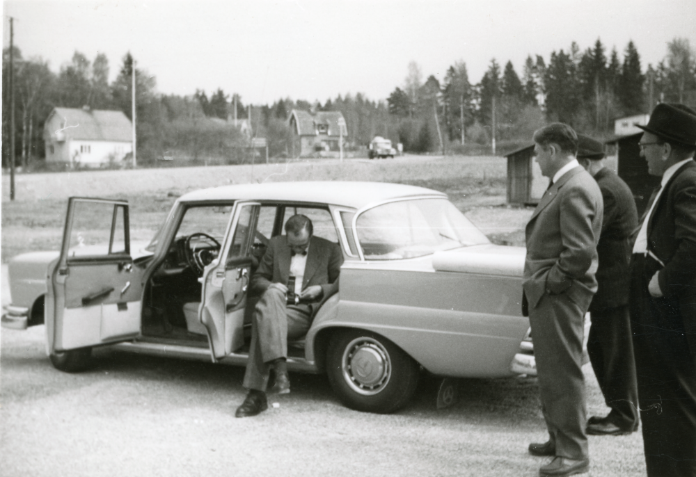 Möte vid vägkanten på Åbyholmsvägen.  Till vänster står Bertil Tillborg i ljus kostym och Gustav Nilsson mörk kostym . Övriga okända.