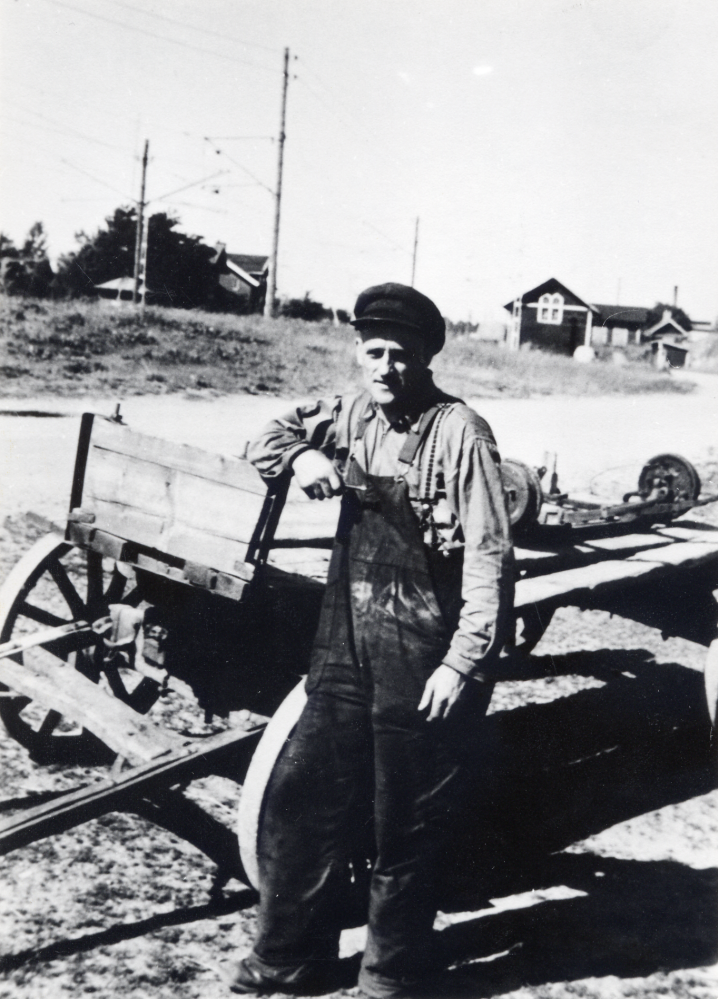 Smeden   Karl Simon Karlsson   Sme-Kalle  är en skicklig hantverkare som under många år varit en hjälpare i nöden för bönder och andra vallentunabor.  Ännu 1975 har hans sin smidesverkstad i industriområdet vid Tellus-Maskin.  Gamla smedjan byggdes i slutet av 1880-talet och revs 1955.  En ny smedja byggdes samma år mellan Elverket och Tellus-Maskin och revs 1985 inför gymnasiebygget.