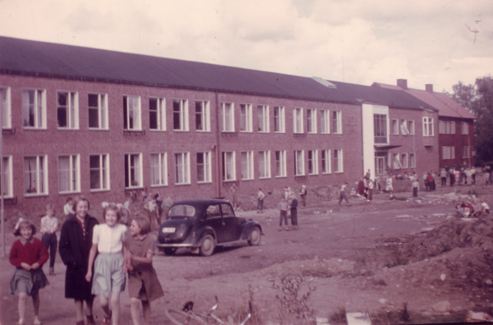 Exteriör från Hjälmsta skola med den nybyggda Centralskolan t v och den gamla Röda skolan t h