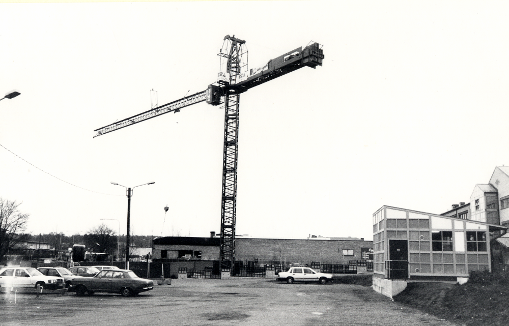 Domus bygger ut i Vallentuna centrum med lokaler för apotek och affärer.  I bottenplanet utökas parkeringsgaraget.  Utsikt mot söder från norra parkeringsplatsen vid Tuna torg