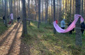 Bild på ungdomar som befinner sig i skogen