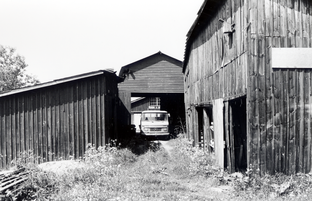 Ekskogens trävaru AB. T v om lastbilen skymtar ett industrispår för transport av gods till Ekskogens järnvägsstation och vidare till Stockholm