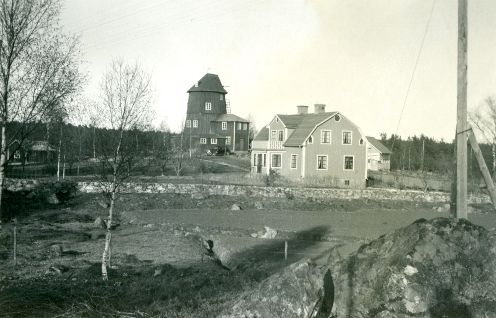 Eriksborgs kvarn och kvarnbostad i Frösunda.  Kvarnen kallas ofta i dagligt tal, Frösunda kvarn.