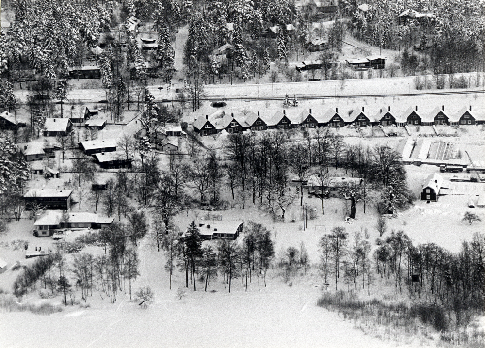 Flygfoto över villabebyggelse i västra Bällsta mellan Stockholmsvägen och Vallentunasjön. I bildens övre del villor vid Klingspors väg och Mannhemsvägen ovanför Bällsta järnvägshållplats. Nedanför Stockholmsvägen radhus vid   Lagerfelts väg. I förgrunden villor vid Mannhemsvägen, Ruriks väg och Fylkingavägen.