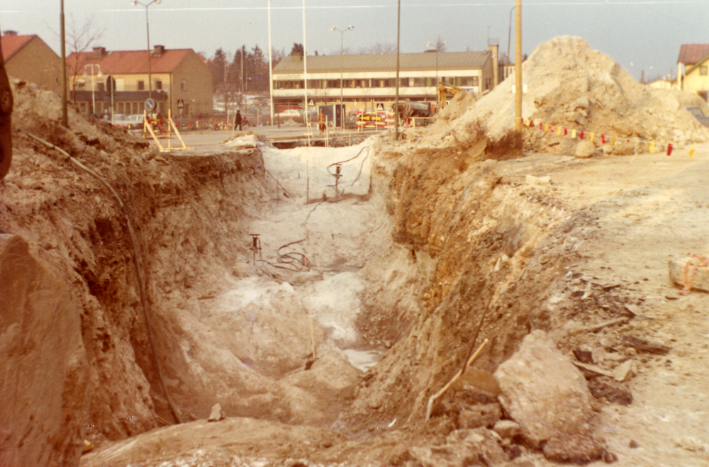 Grävning för  vatten- och avloppsledningar  vid  Vallentuna järnvägsstation  inför byggstarten av  Tunahuset