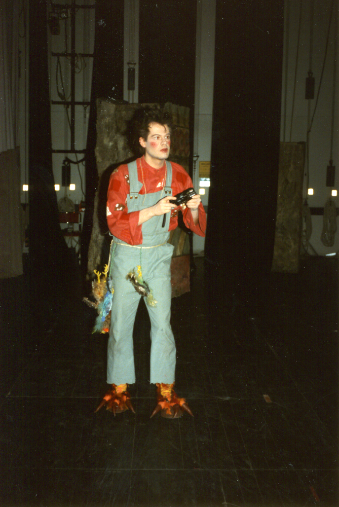 Operan Trollflöjten av W A Mozart sätts upp av Roslagens Musikdramatiska Ensemble (Roslagsoperan) på Vallentuna teater bl a 31 december samt 1 januari 1990. Regi Mikael Hylin, dirigent Bo Ericsson, scenografi Eva Rahmqvist, kostym Marie-Louise Jansson.  Papageno spelas av Peter Gustén