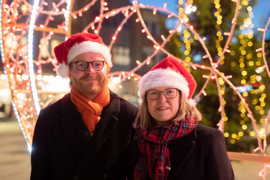 Porträtt av Johan och Annika framför julbelysningen