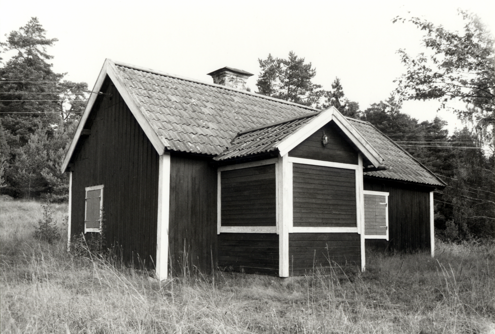 Torpet Ängsberga hette tidigare "Baddet" och ligger ca 500 m sydost om om Ormstalund, f d Wandels trädgårdsmästeri.