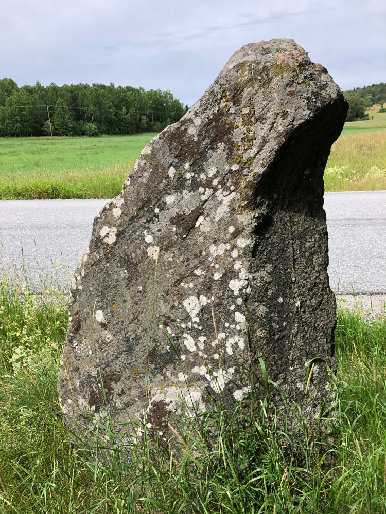 Runsten U200 med inskrift från 1000-talet e.kr. Stenen står troligen på ursprunglig plats, ca en kilometer norr om Stora Benhamra och strax söder om bron över Helgeån. Texten lyder: ”Finnvid reste denna sten efter sin broder Tord, Tjälves son. Gud hjälpe hans ande och Guds moder. Han gjorde bron efter sin broder, och Åsa, deras moder”.